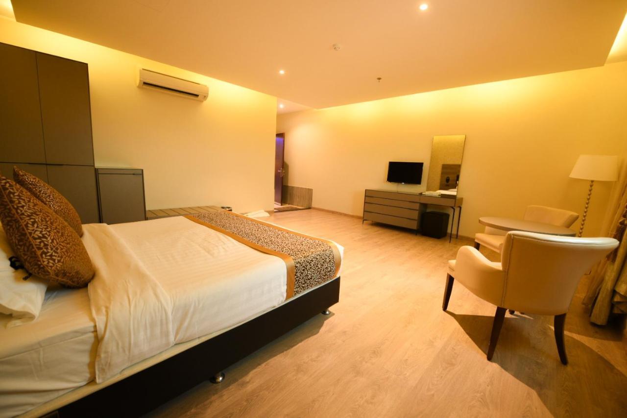 Hotel & Resort Golden Marina 廷布 外观 照片